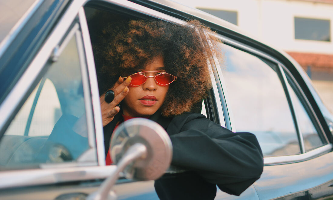 Lenne Ferreira, produtora da Aqualtune, em participação especial no videoclipe de Karla Gnom, 'Fábrica de Hino'