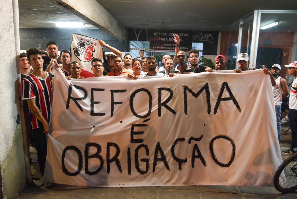 Torcedores em protesto no Arruda pedindo reforma no estatuto