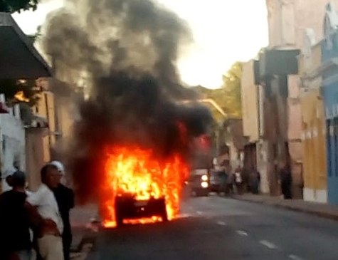 Carro em chamas em Olinda 