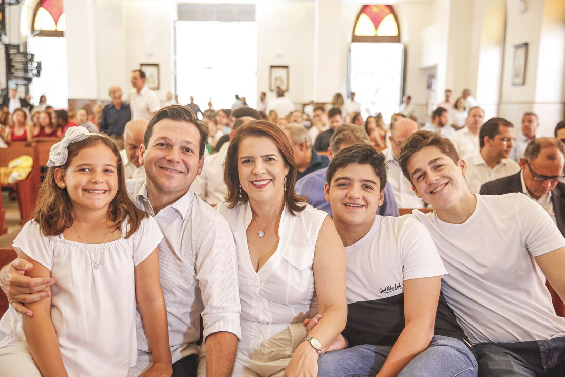 Acompanhado da família, Prefeito Geraldo Julio participou, na manhã desta sexta (27), da tradicional Missa em Ação de Graças na Matriz de Casa Forte