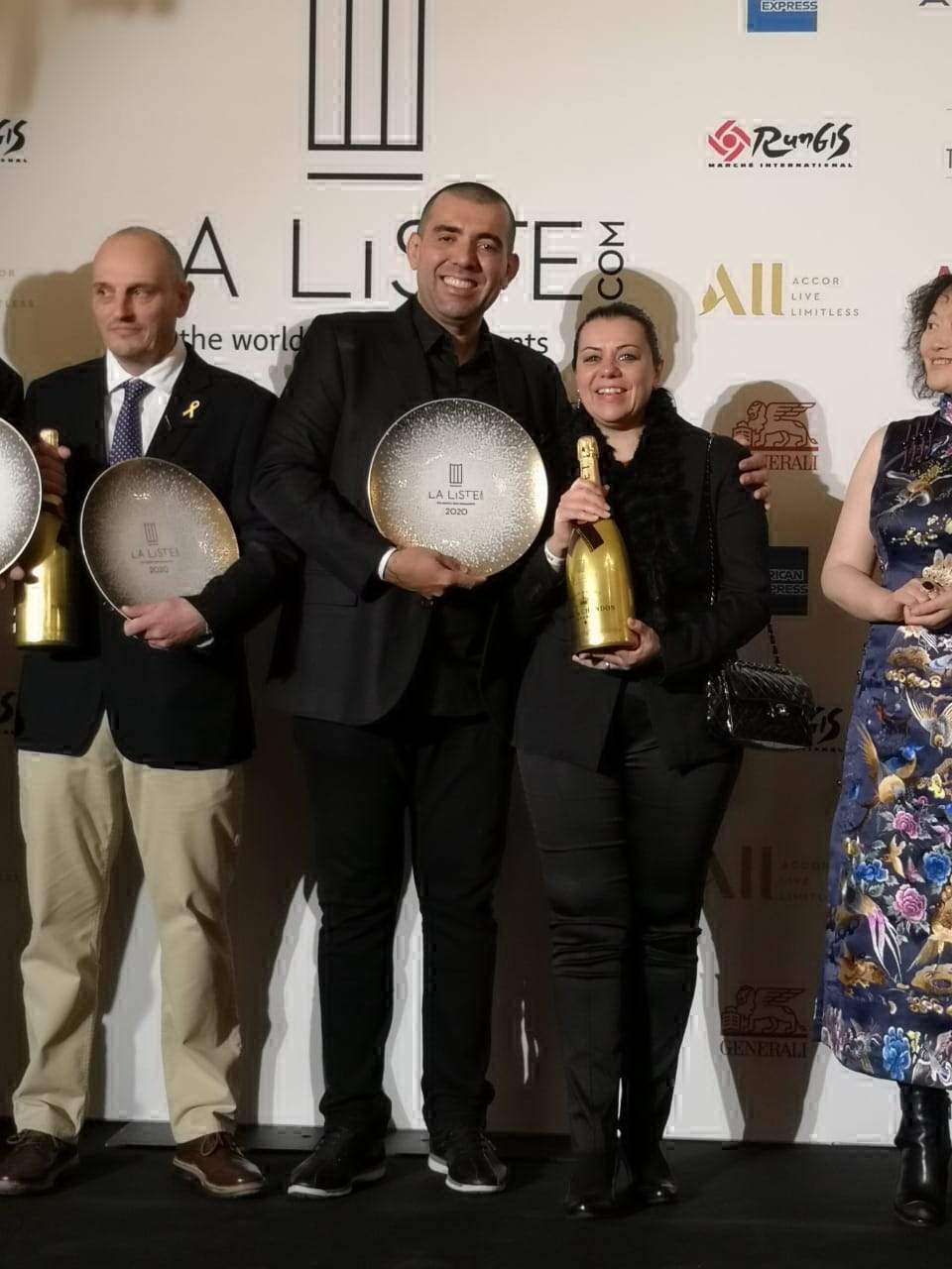 O ano deles: Janaína e Jefferson Rueda recebendo premiações da La Liste