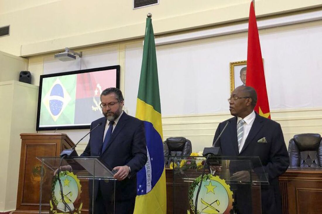 O ministro das Relações Exteriores, Ernesto Araújo, e o chanceler angolano, Manuel Domingos Augusto