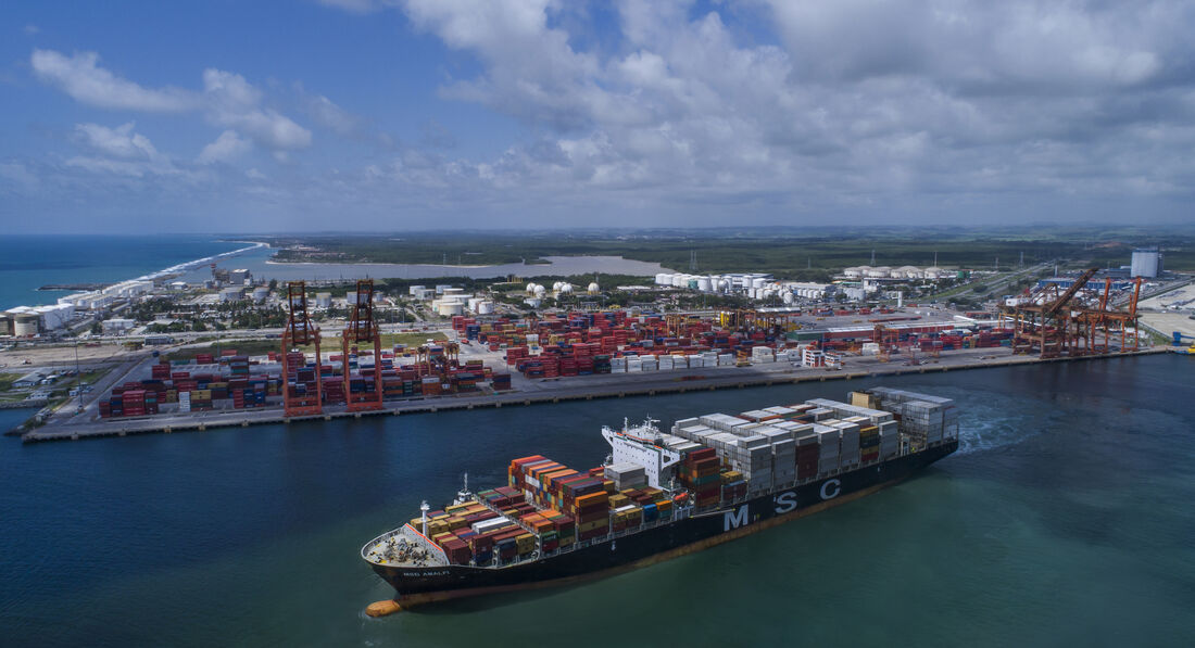 A cabotagem é a principal navegação das mercadorias conteinerizadas no Porto de Suape