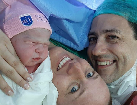 Yane posa para foto com o marido e Maya