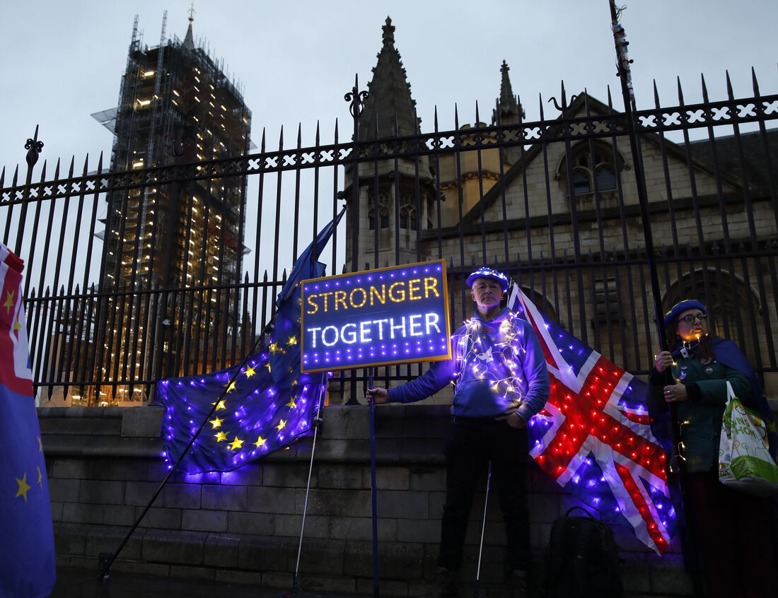 Antibrexit protestando nas calçadas do Parlamento britânico