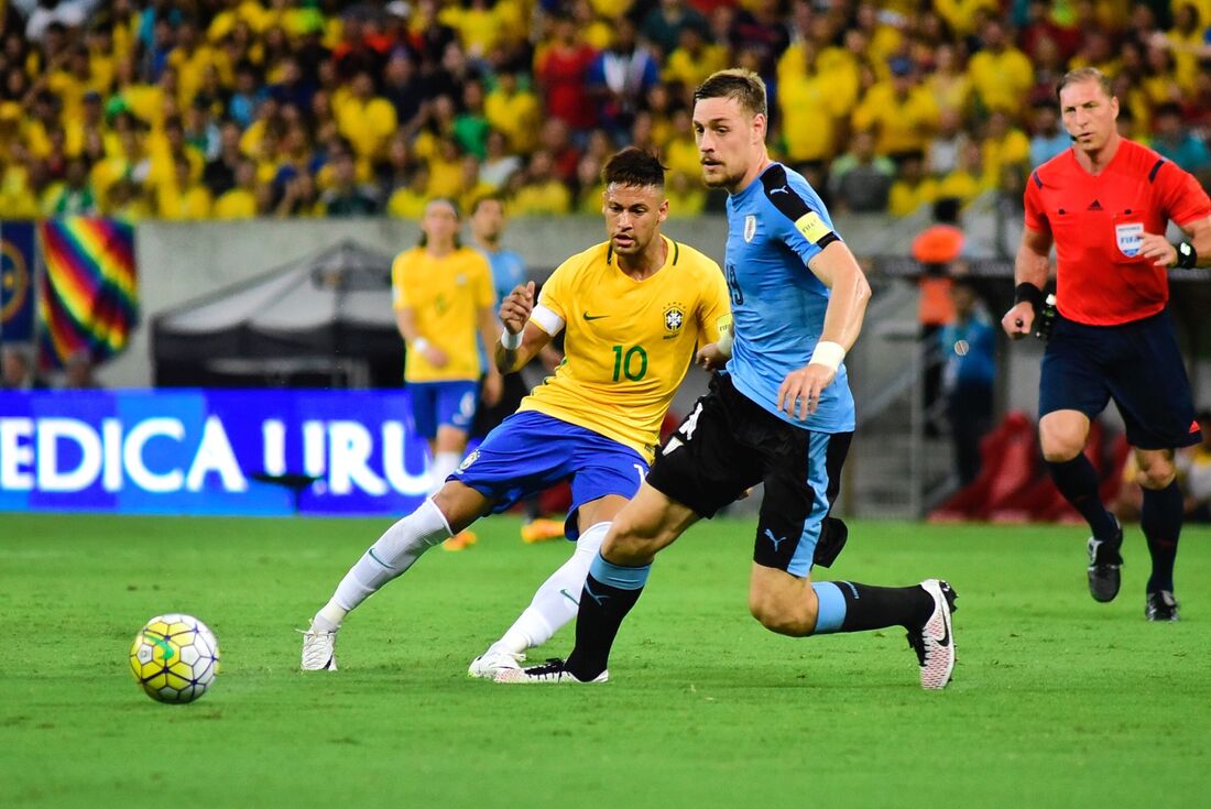 Brasil e Uruguai jogaram pelas Eliminatórias, na Arena de Pernambuco