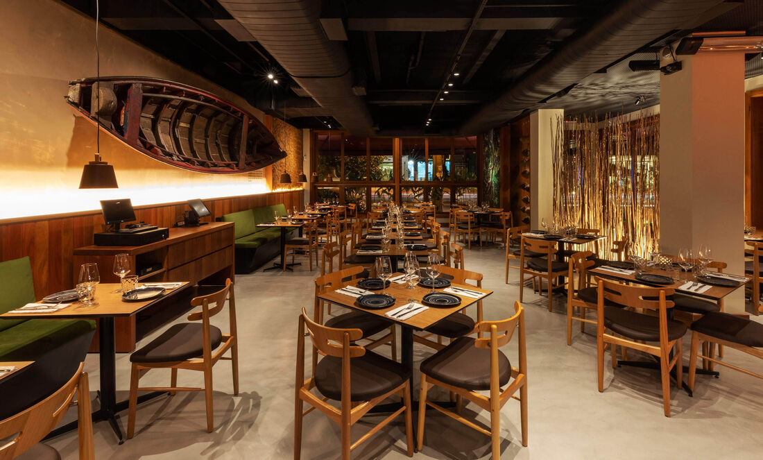 Ambiente elegante com referências amazônicas no coração do Itaim Bibi, em São Paulo