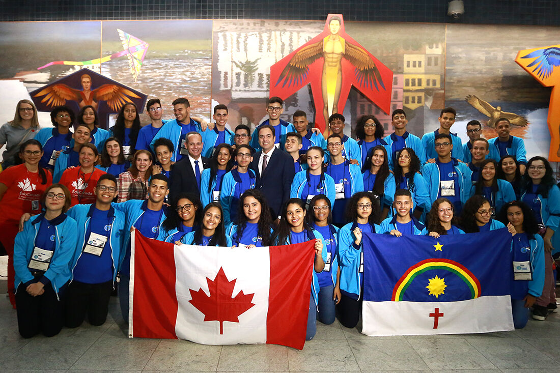 Governador acompanhou embarque dos estudantes rumo ao Canadá