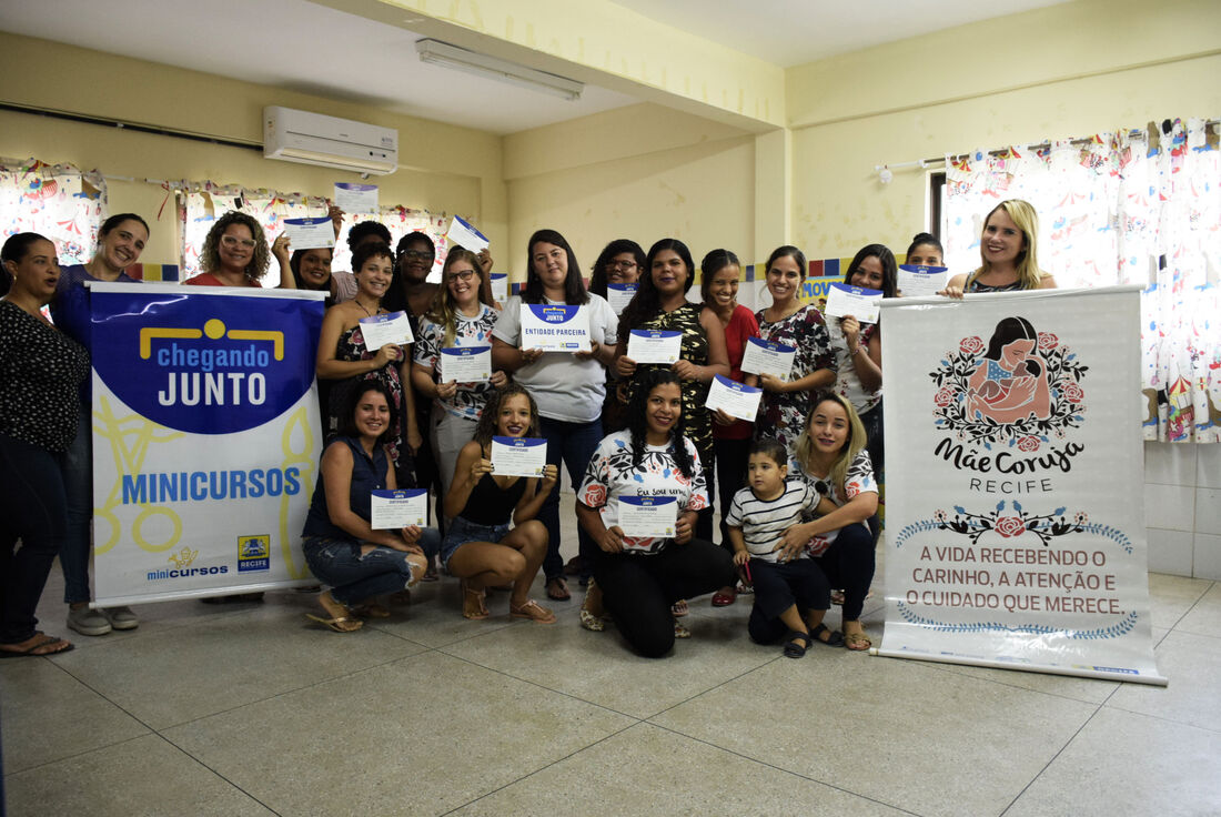 No total, 37 mães e gestantes receberam os kits com materiais de trabalho e os certificados de conclusão