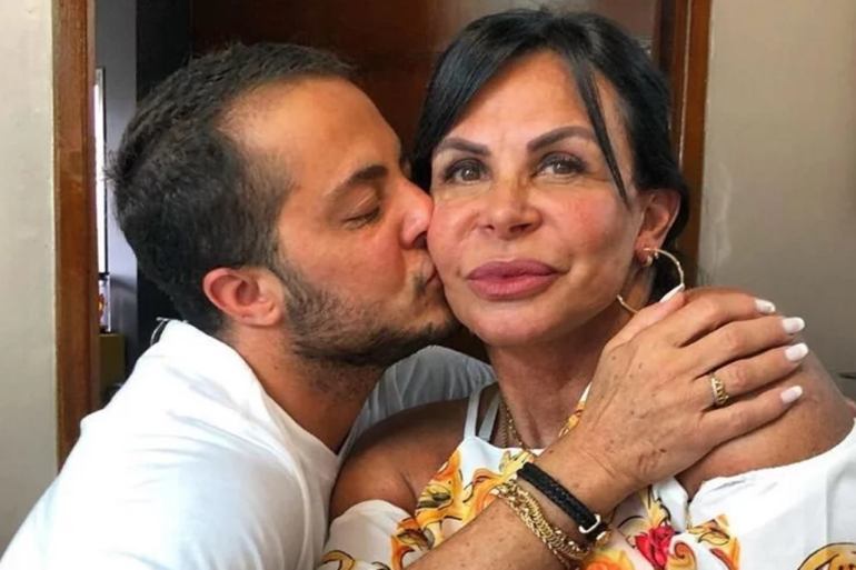 Gretchen diz que Carlos Bolsonaro é apaixonado por Thammy: ‘Doido para entrar na família’