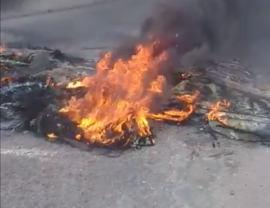 Grupo ateou fogo em pneus e entulhos para fechar acesso à ponte