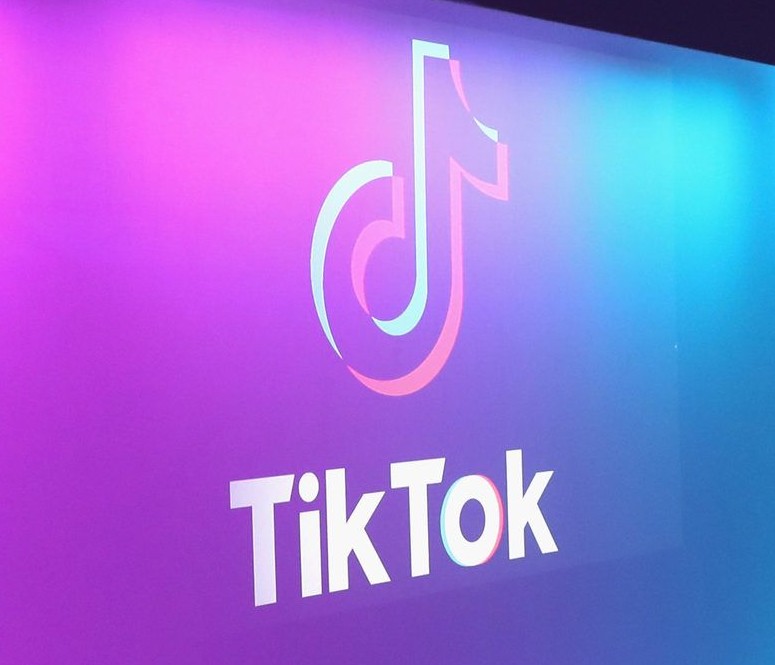 onald Trump alegou "urgência nacional" no caso do aplicativo de vídeos TikTok, muito popular entre os adolescentes