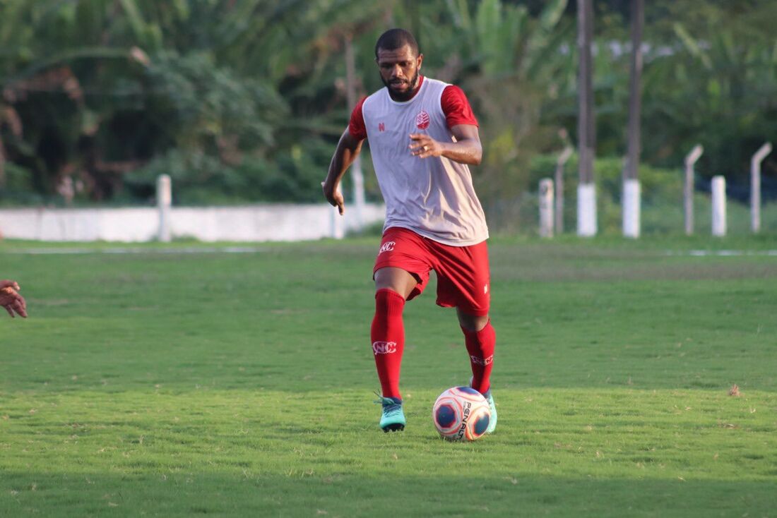 Willian Simões, lateral-esquerdo do Náutico