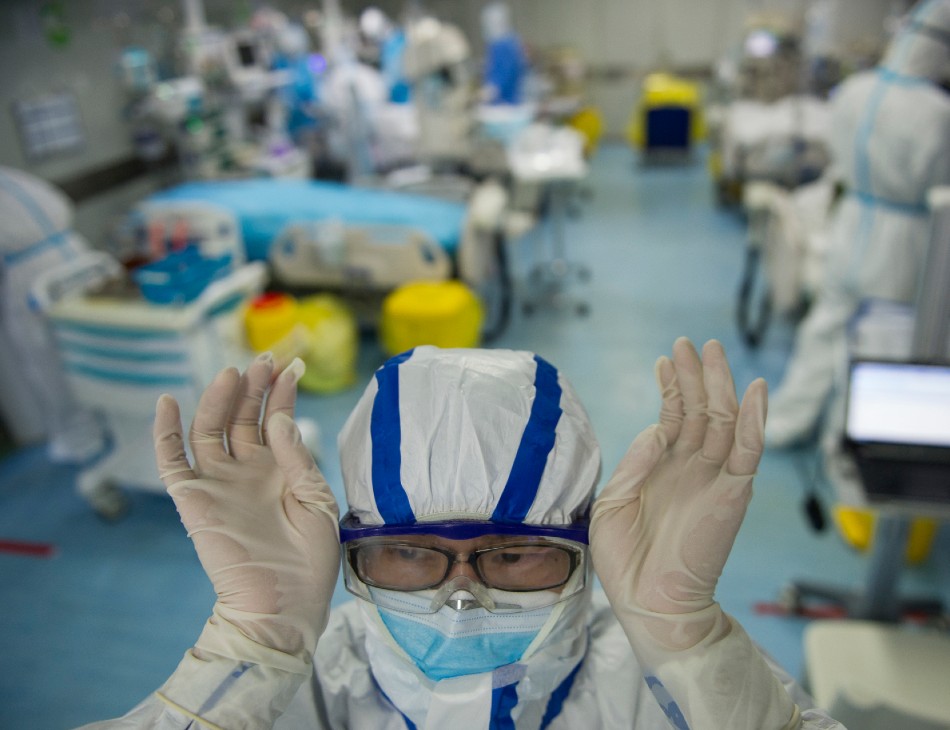 Em hospital de Wuhan, na China, enfermeira se prepara para tratar paciente diagnosticado