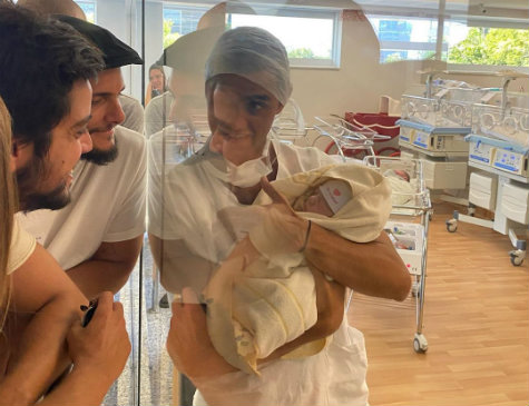 Felipe Simas apresentou o filho, Vicente, aos familiares 