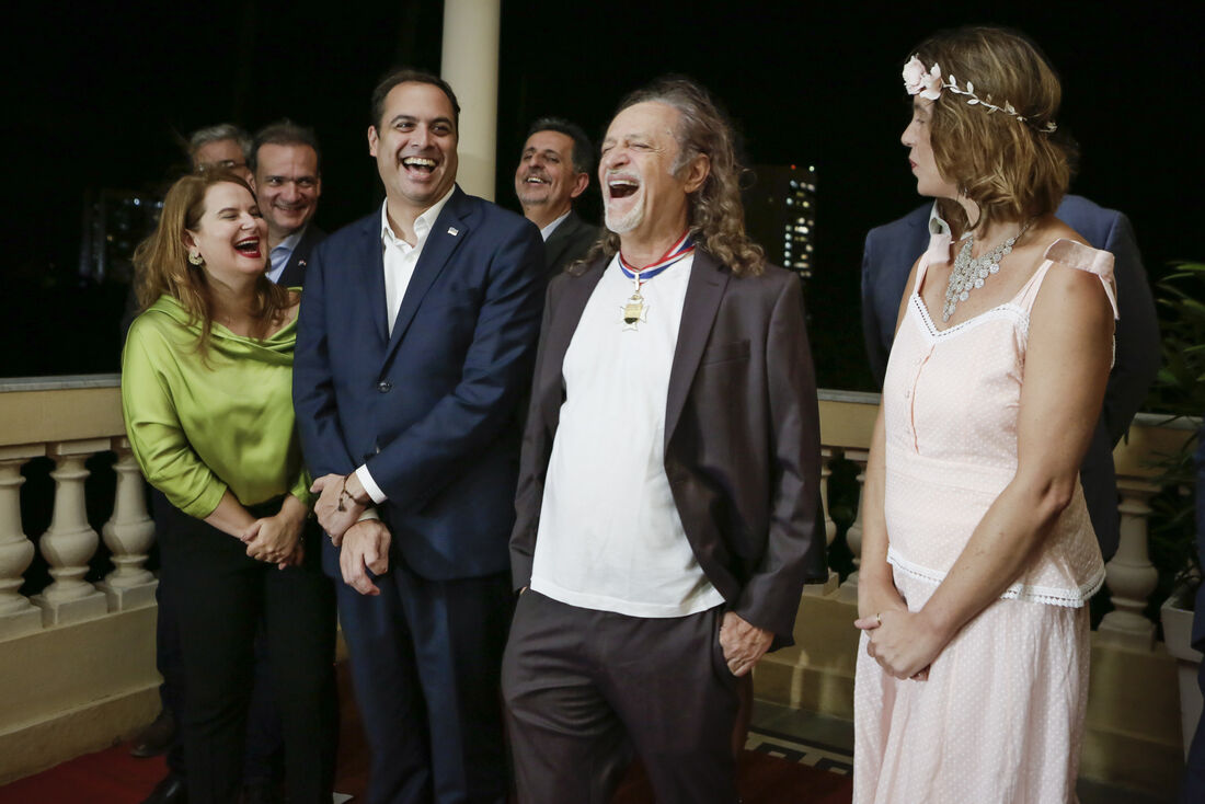 Artista foi homenageado pelo governador Paulo Câmara, na noite desta quarta-feira, com a Medalha da Ordem do Mérito Guararapes, mais importante honraria de Pernambuco