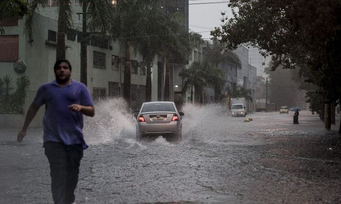 Trechos de vias importantes ficaram alagados e foram interditados