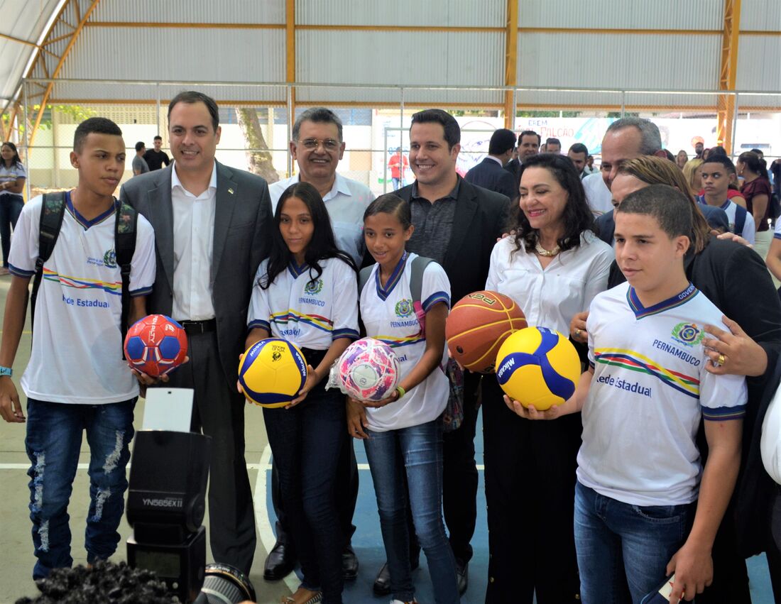 A EREM Aníbal Falcão teve inaugurada ainda sua nova quadra esportiva, uma das 100 construídas por meio do programa Quadra Viva