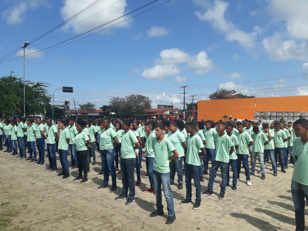 Colégios cívico-militares estão sendo implementados gradativamente