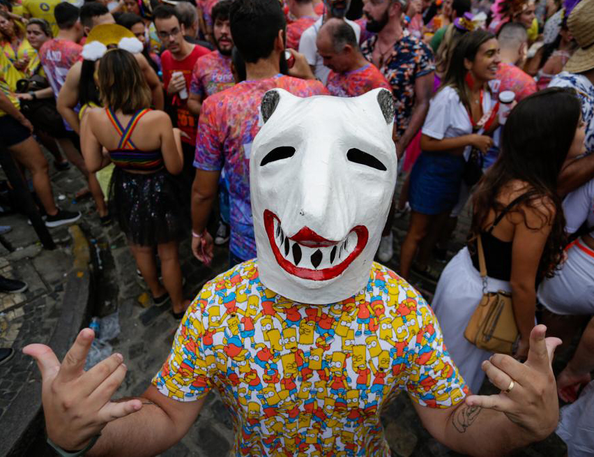 Homem fantasiado de La Ursa brincando o Carnaval do Recife