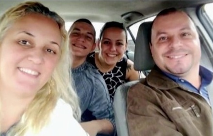 Os corpos do casal e do adolescente foram encontrados carbonizados no porta-malas do carro da família, um Jeep Compass, na Estrada do Montanhão, uma área de mata.