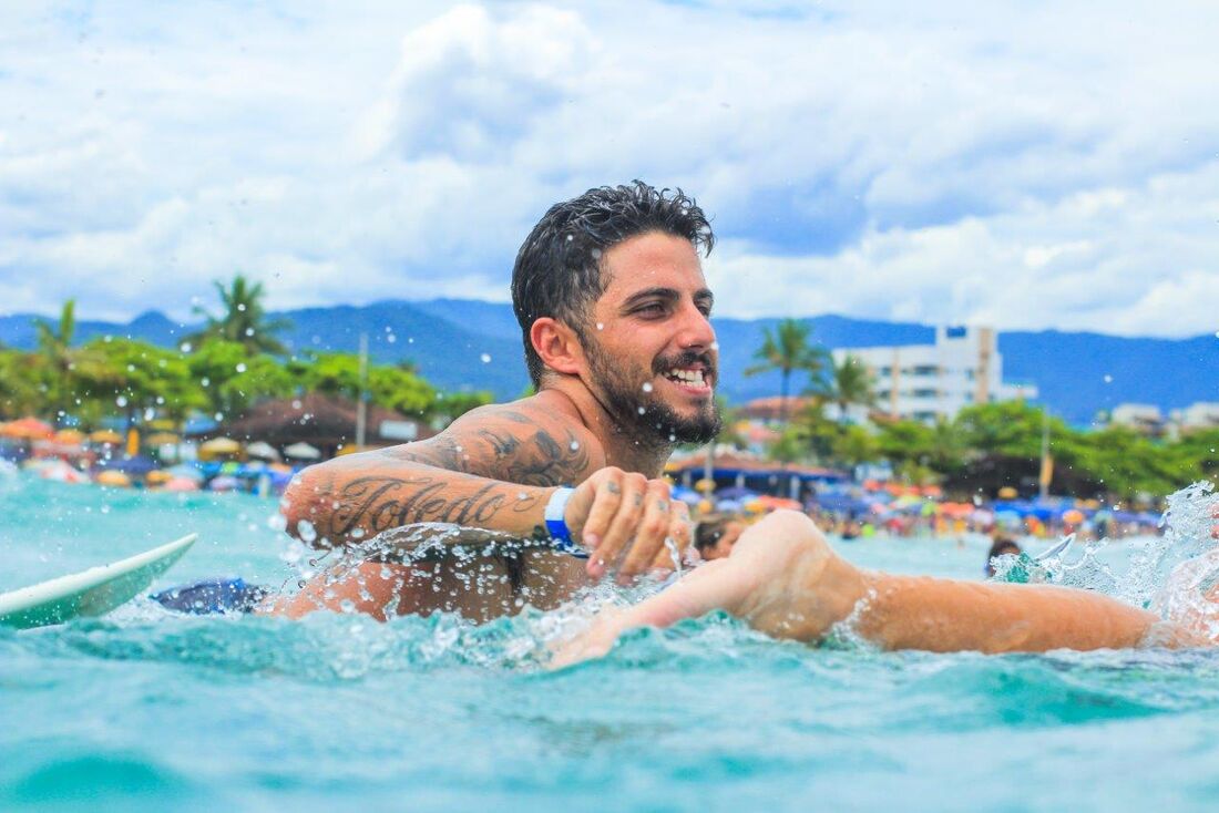 Filipe Toledo surfando na praia de Ubatuba