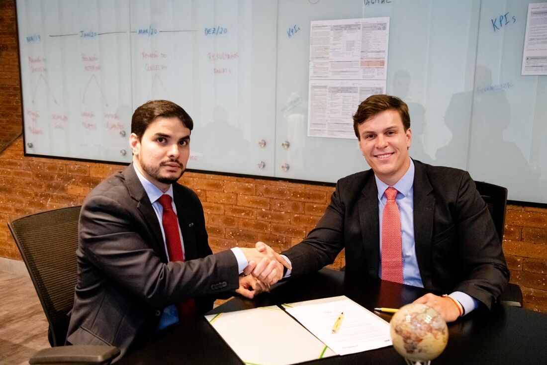 O prefeito Miguel Coelho e o presidente da Agência Brasileira de Desenvolvimento Industrial (ABDI), Igor Calvet, assinaram o protocolo para implantação do projeto