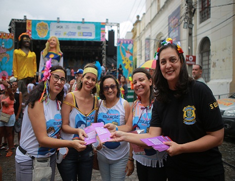 Policiais do Dpmul fizeram ação no Bairro do Recife para alertar população