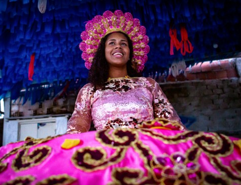 Desfilante do Maracatu Estrela Brilhante, Andrena da Hora, 19, já brincou com os caboclinhos