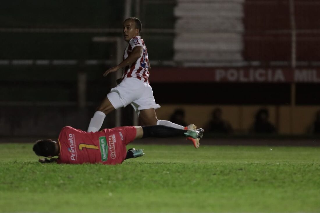 Matheus Carvalho comemora gol