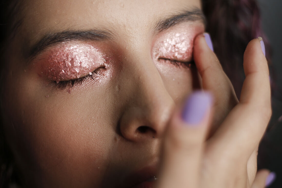 Aplicação de glitter na área dos olhos