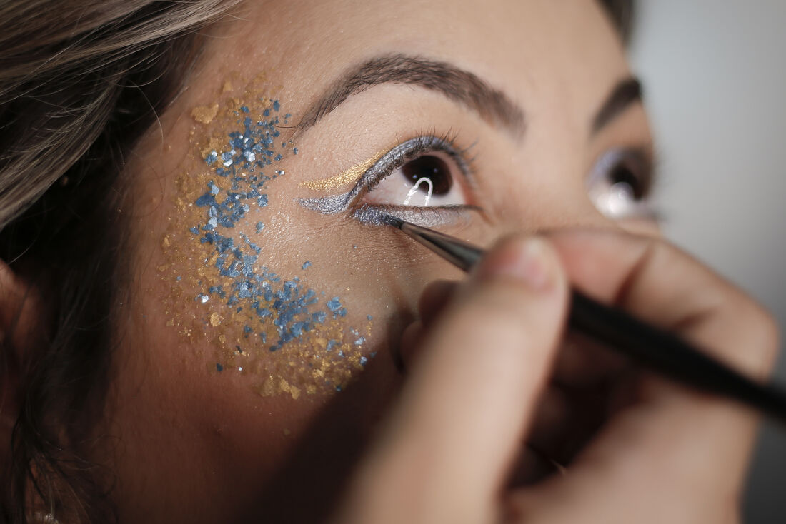 Na folia com estilo: aprenda a fazer uma maquiagem e um penteado