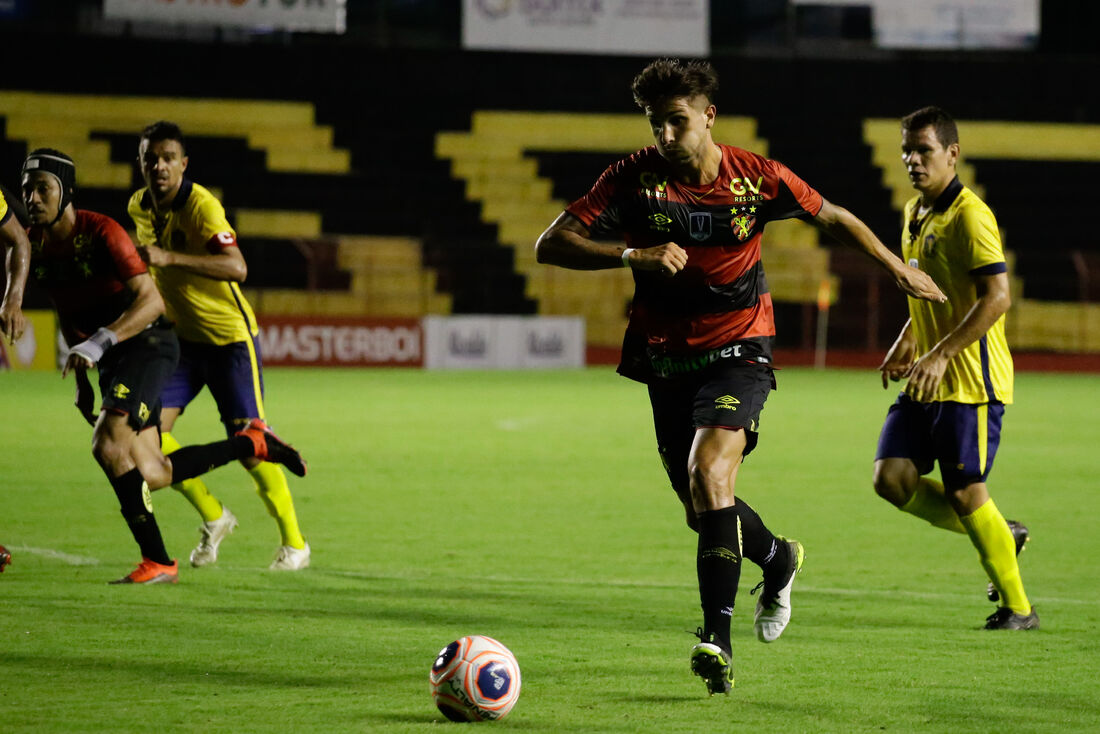 Lucas Mugni em ação com a camisa do Sport