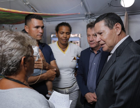 Hamilton Mourão em visita às instalações da Operação Acolhida