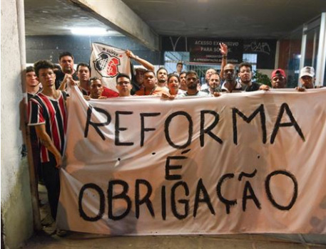 Torcedores em protesto no Arruda pedindo reforma no estatuto