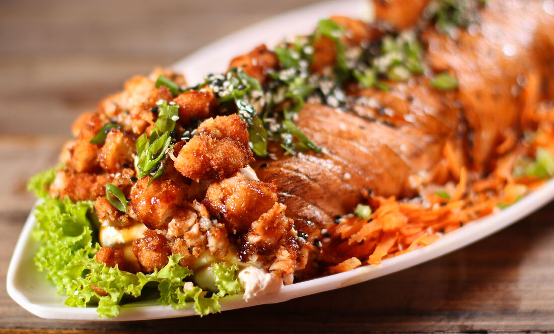 1kg: temaki gigante com lâmina de salmão e cream cheese é especialidade