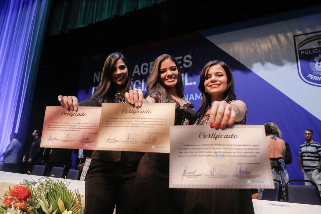 Jéssyca Karollynne Moreira da Silva, que obteve nota 84,18, ladeada por Christiane Barbosa Fialho do Nascimento (direita) e Aline Oliveira dos Santos (esquerda)