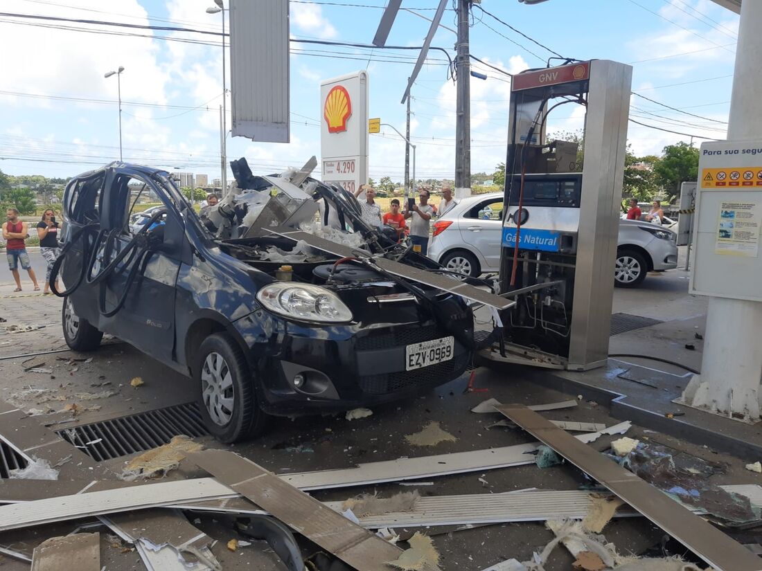 Parte do teto do posto caiu sobre o carro