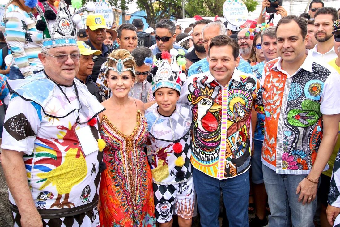 Prefeito Geraldo Julio e governador Paulo Câmara acompanham preparativo para o desfile do Galo