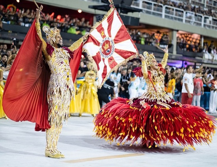 Leandro Lucas e Renata Xavier, mestre-sala e porta-bandeira da Viradouro