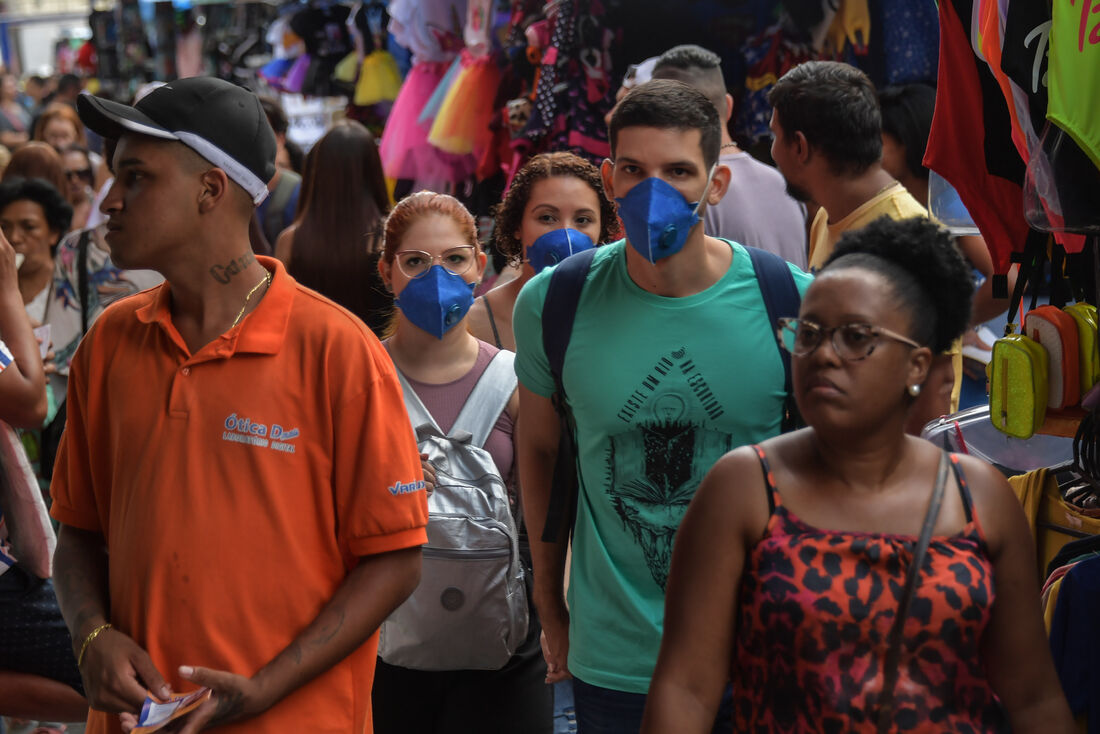 Transeuntes se protegem com máscaras