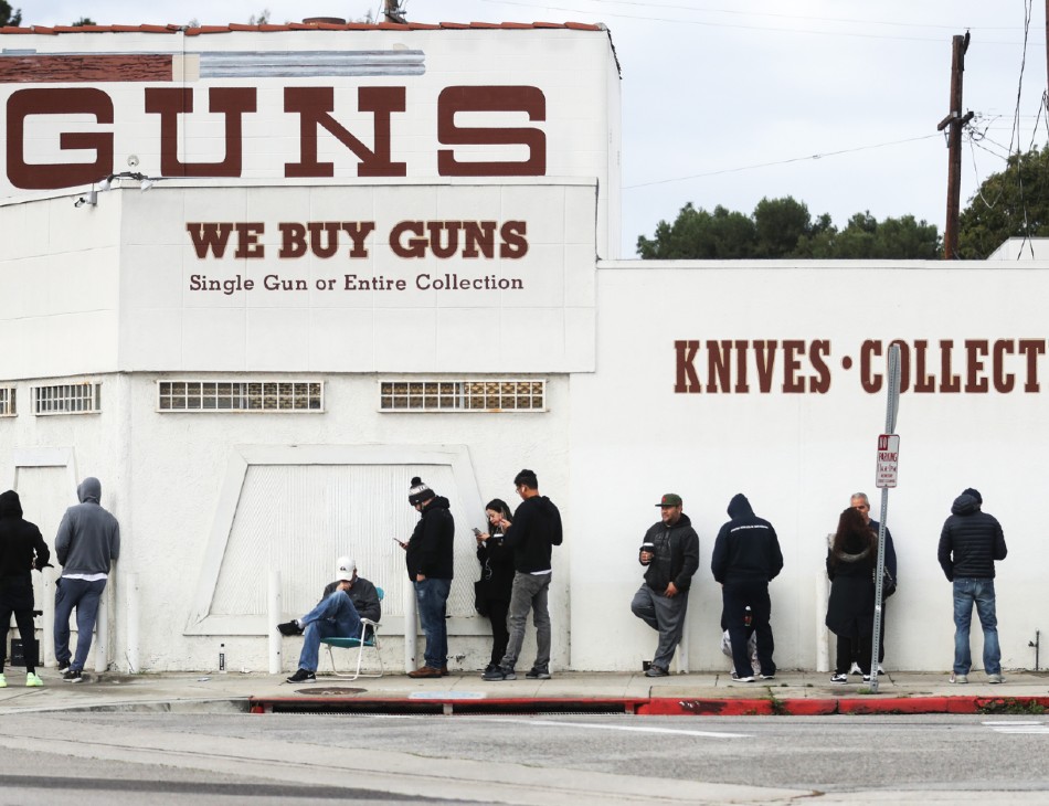 Pessoas na fila para comprar armas e munições em Culver City, California