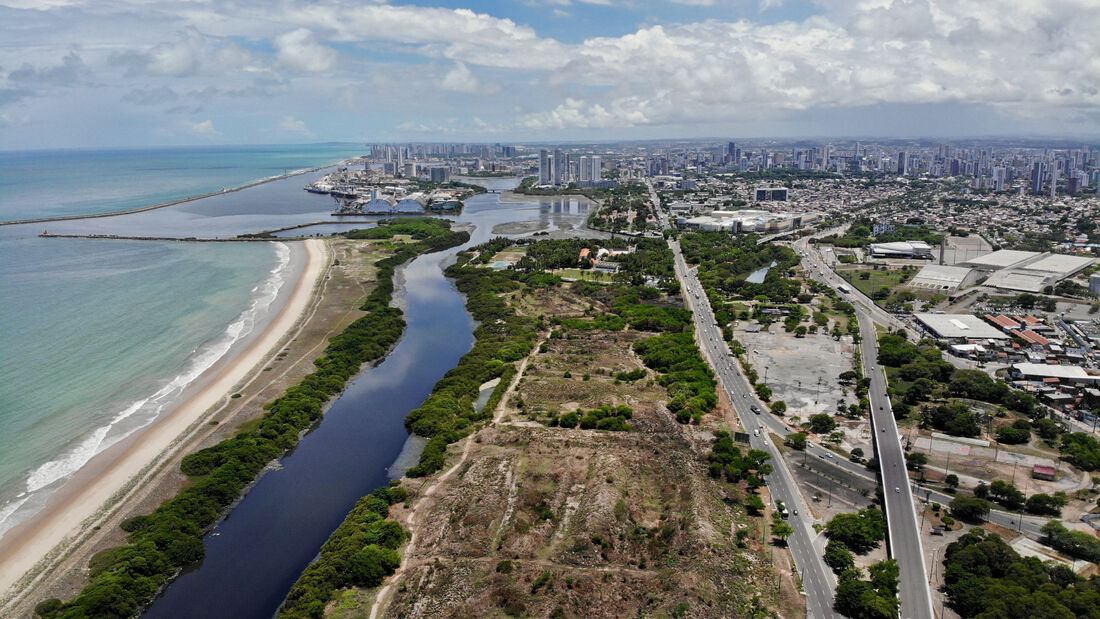 O Recife visto a partir de Olinda na atualidade