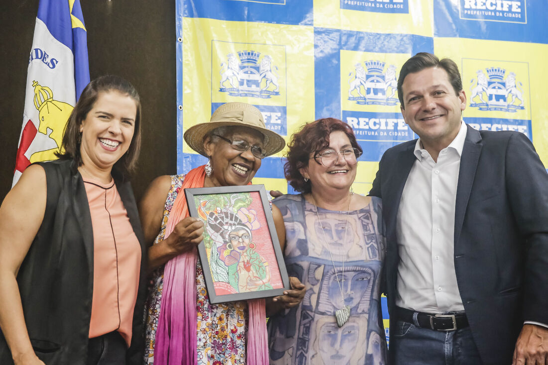 O prefeito Geraldo Julio lançou o material, que também é um documento que registra as lutas e conquistas das mulheres