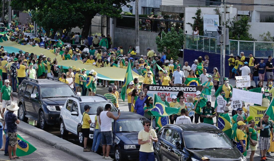 Objetos foram arremessados contra o fotógrafo da Folha de Pernambuco, repórteres e veículos de imprensa foram hostilizados