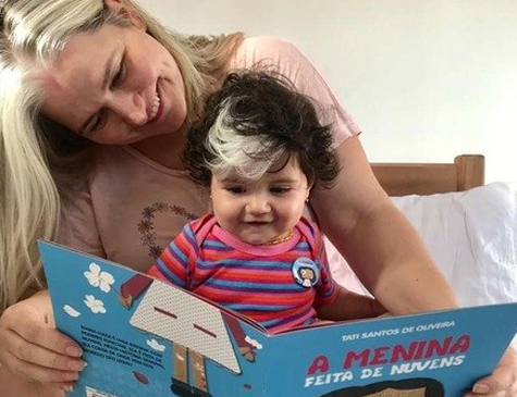 Menina nasce com uma mecha branca e viraliza na web