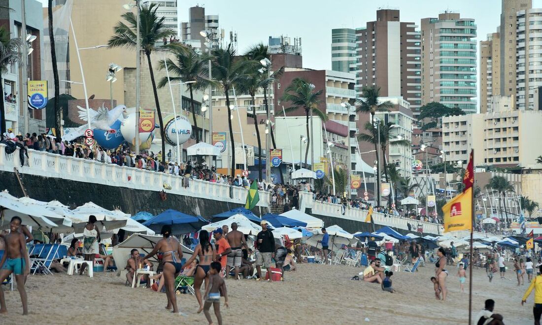 Banhistas em praia de Salvador