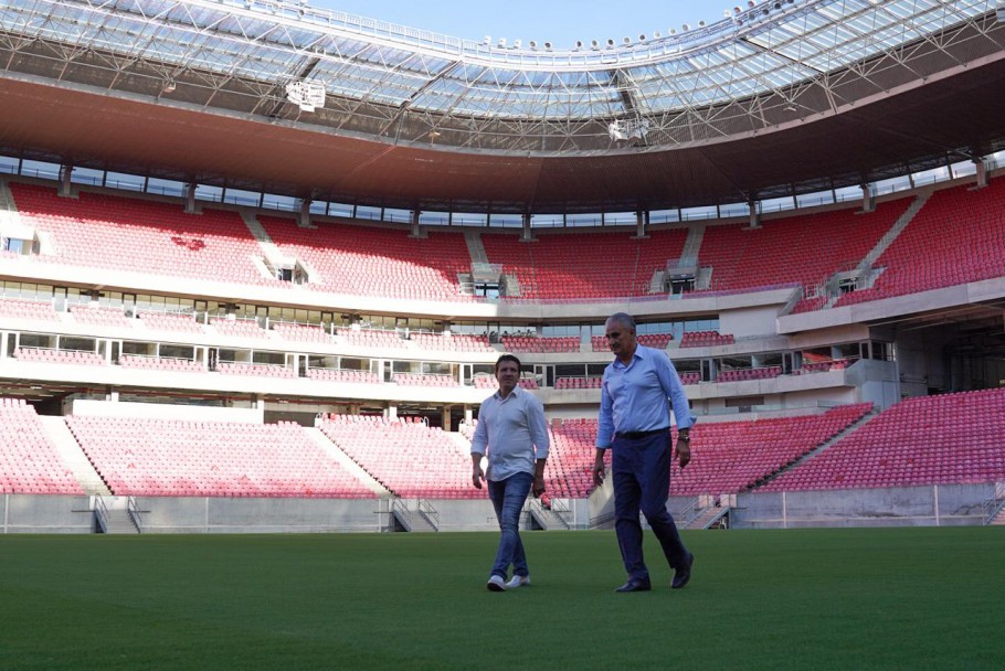 Tite e Juninho Paulista em visita à Arena, palco onde o Brasil jogaria no dia 27 com a Bolívia