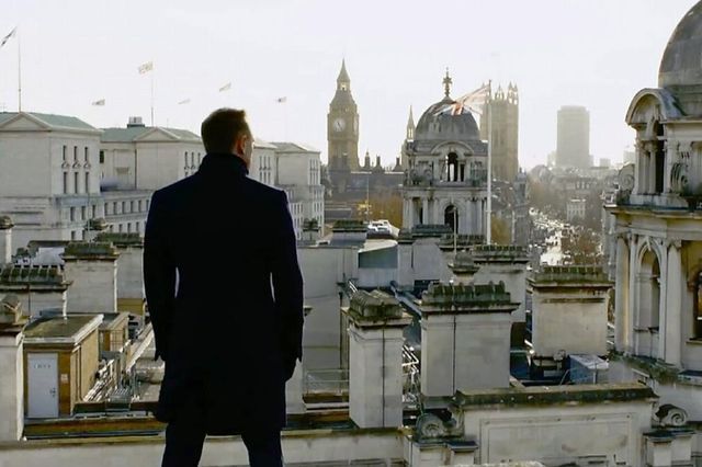 A figura do agente o mostra como a força personificada da MI6