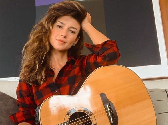 Paula Fernandes tem feito shows virtuais para os fãs e seguidores em quarentena